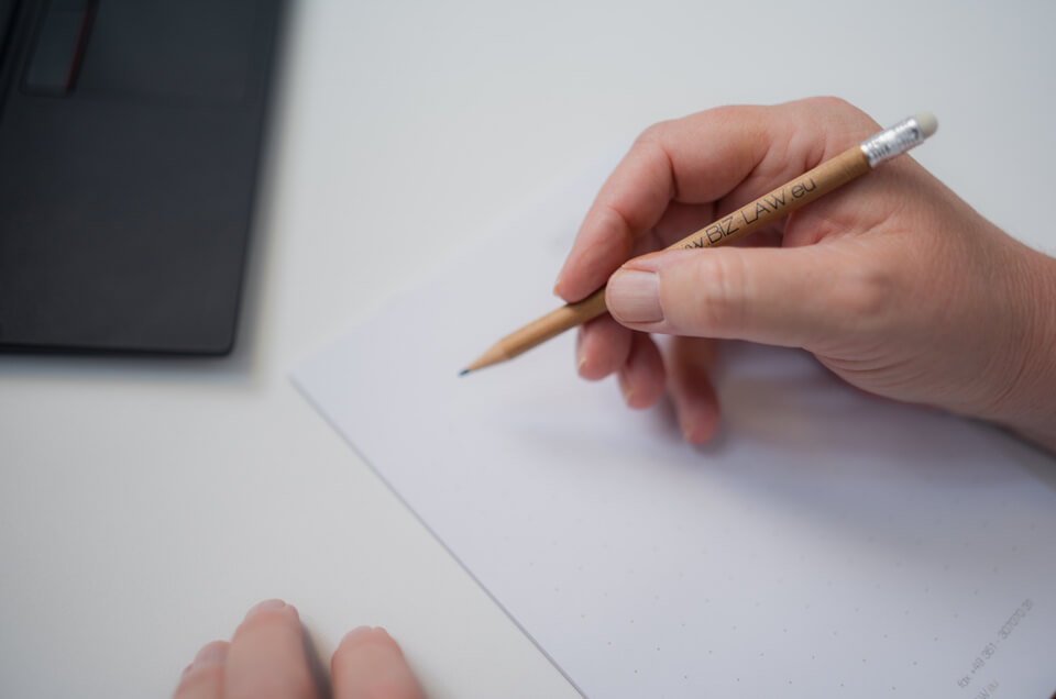 mission-biz-law-rechtskanzlei-hightech-unternehmen-dresden Unsere Mission: Hand hält Stift, BIZ | LAW aus Dresden, effiziente Rechtsberatung für Ihr Hightech-Unternehmen